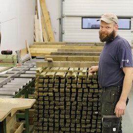 Kuhmoislainen puuseppä Juha Urpunen on valmistanut puutarhakalusteita kotimaisesta kestopuusta vuodesta 2000.