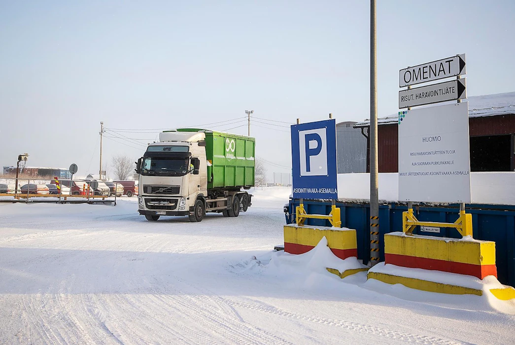 Uusi jätelaki säilytti osin jätteenkuljetuksen kaksoisjärjestelmään. Osassa kunnista kiinteistön omistaja kilpailuttaa jätteenkuljetuksen, toisissa kunnissa kunta kilpailuttaa kuljetukset keskitetysti.