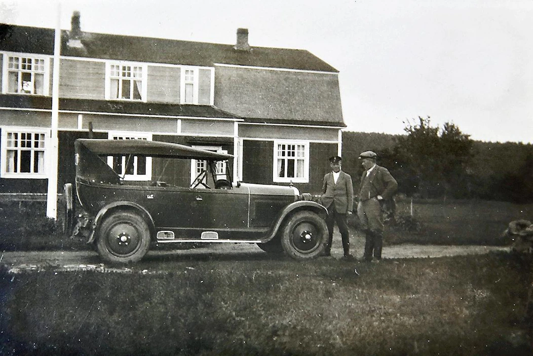 Amerikkalainen vuosimallin 1926 on kiertänyt monella omistajalla vuosikymmenien saatossa. Tässä autosta säilynyt ainoa "poseerauskuva". Nykyisin Nash on Vilkunan suvun omistuksessa ja kokenut melkoisen muodonmuutoksen.