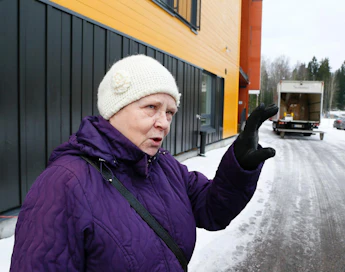 Sinikka Äijälä muutti Helsingin Honkasuon puukerrostaloon tammikuussa. Aiemmat allergiaoireet ovat hävinneet muuton myötä.