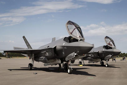 Lockheed Martin F-35A Lightning II -häivehävittäjät Turun lentoasemalla Turku Airshow 2019:n lehdistötilaisuudessa. LEHTIKUVA / RONI REKOMAA