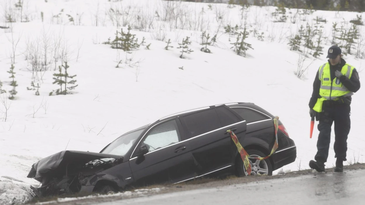 Poliisi tutkii kolariautoa noin kymmenen kilometriä Suomussalmen pohjoispuolella. Kahden auton nokkakolarissa loukkaantui kahdeksan ihmistä. LEHTIKUVA / VESA MOILANEN