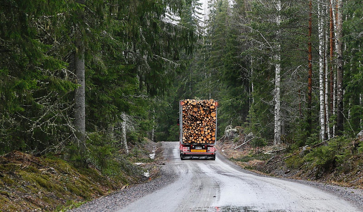 Metsäteollisuus haluaa kuljetusketjun mukaan kilpailukykysopimukseen.