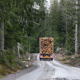 Metsäteollisuus haluaa kuljetusketjun mukaan kilpailukykysopimukseen.
