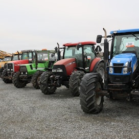 Uutta traktoria joutuu odottamaan pitkään, mikä on siirtänyt kysyntää vaihtokoneisiin. Niidenkin varastot ovat kutistuneet..