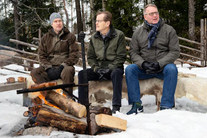 Ilpo Pentinpuro (vasemmalla), Heikki Nivala ja Petri Vanhala (oikealla) ottavat MT Metsäilta -ohjelmassa kantaa metsäpolitiikkaan.