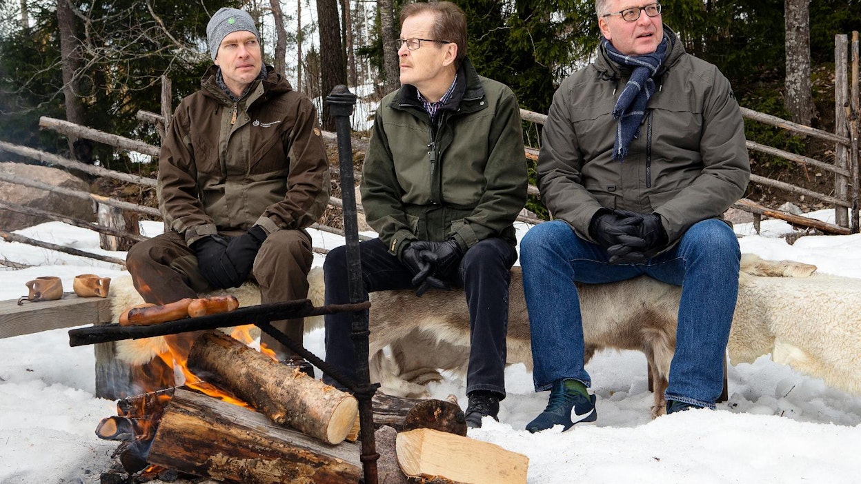 Ilpo Pentinpuro (vasemmalla), Heikki Nivala ja Petri Vanhala (oikealla) ottavat MT Metsäilta -ohjelmassa kantaa metsäpolitiikkaan.