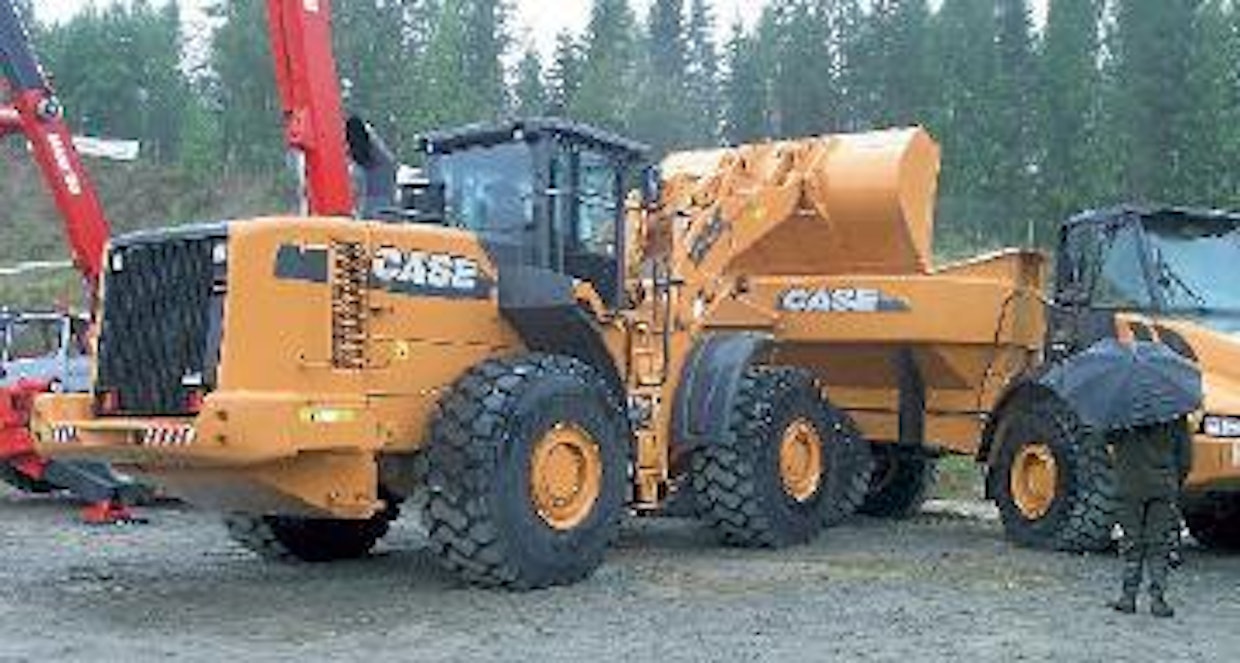 Case on kasvattanut maarakennuskonemallistoaan raskaaseen suuntaan. Case 1221E -kuormain on työpainoltaan 30-tonninen ja kauhatilavuudeksi ilmoitetaan 4,8–7 kuutiota. Murtovoima on 24,7 tonnia. Työpariksi soveltuu uusi Case 330B -dumpperi, jonka lavatilavuus on 17,6 kuutiota ja kantavuus 28,2 tonnia. Kokonaispaino on yli 50 tonnin. (IS)