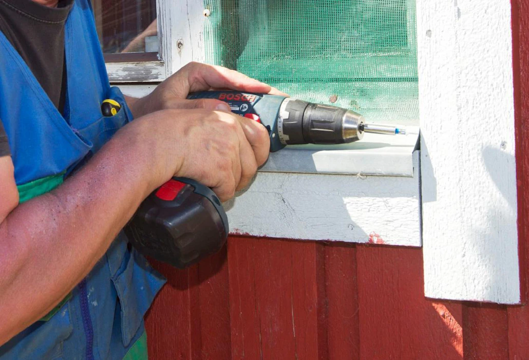 Kesän pihatöissä kannattaa olla varovainen erityisesti sähkölaitteiden kanssa.