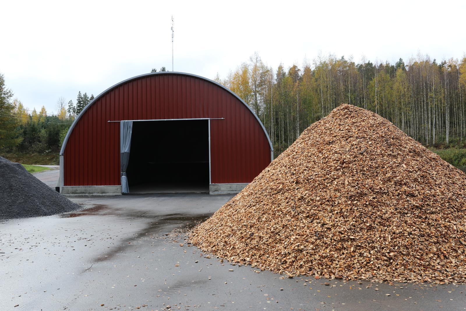 Oviaukko sijoittuu luonnollisesti päätyyn. Riku-Sippo  Uotila valitsi oveksi pressuoven. Ulkona oleva hakekasa päätyy talveksi katokseen.