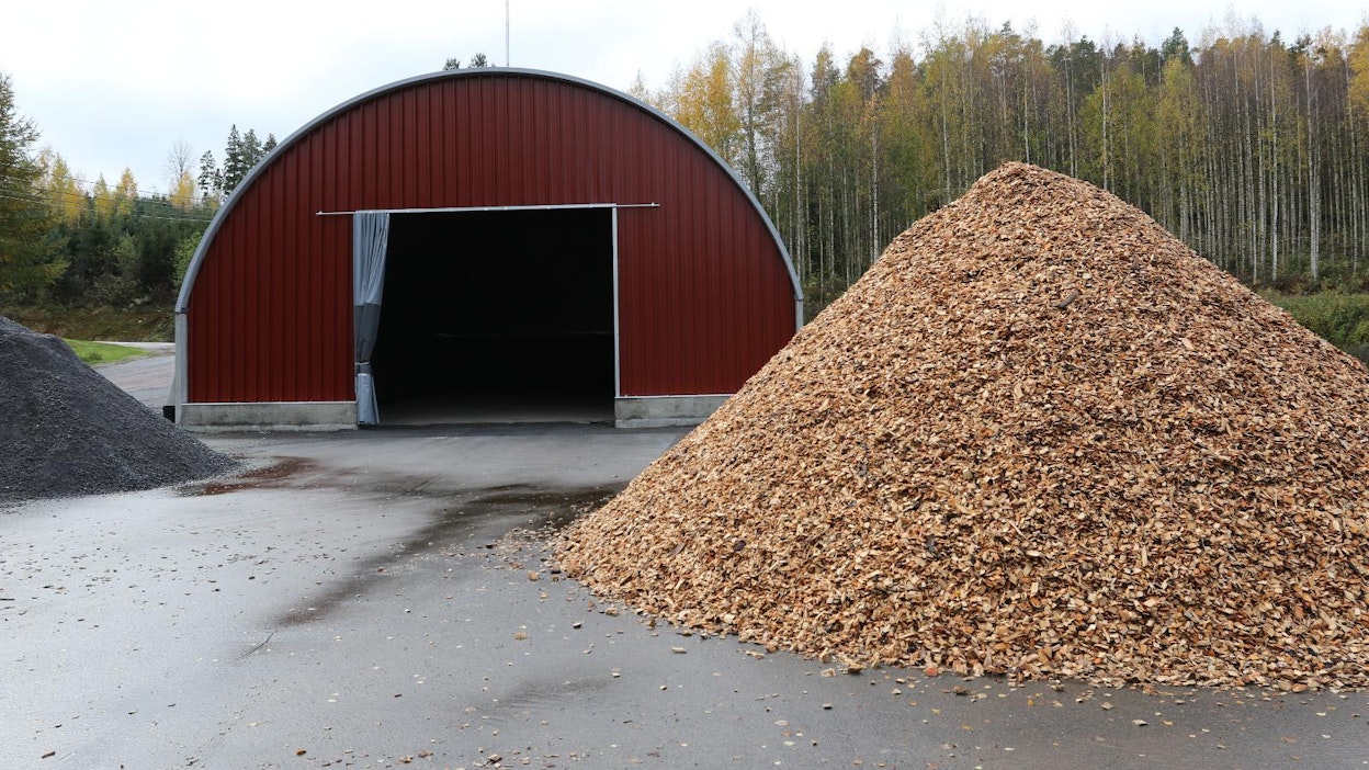 Oviaukko sijoittuu luonnollisesti päätyyn. Riku-Sippo Uotila valitsi oveksi pressuoven. Ulkona oleva hakekasa päätyy talveksi katokseen.