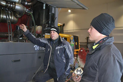 Heikki Rita-Kasari ja Nico Luopajärvi asentamassa seosrehuvaunun dual-fuel-järjestelmää marraskuussa.