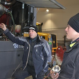 Heikki Rita-Kasari ja Nico Luopajärvi asentamassa seosrehuvaunun dual-fuel-järjestelmää marraskuussa.