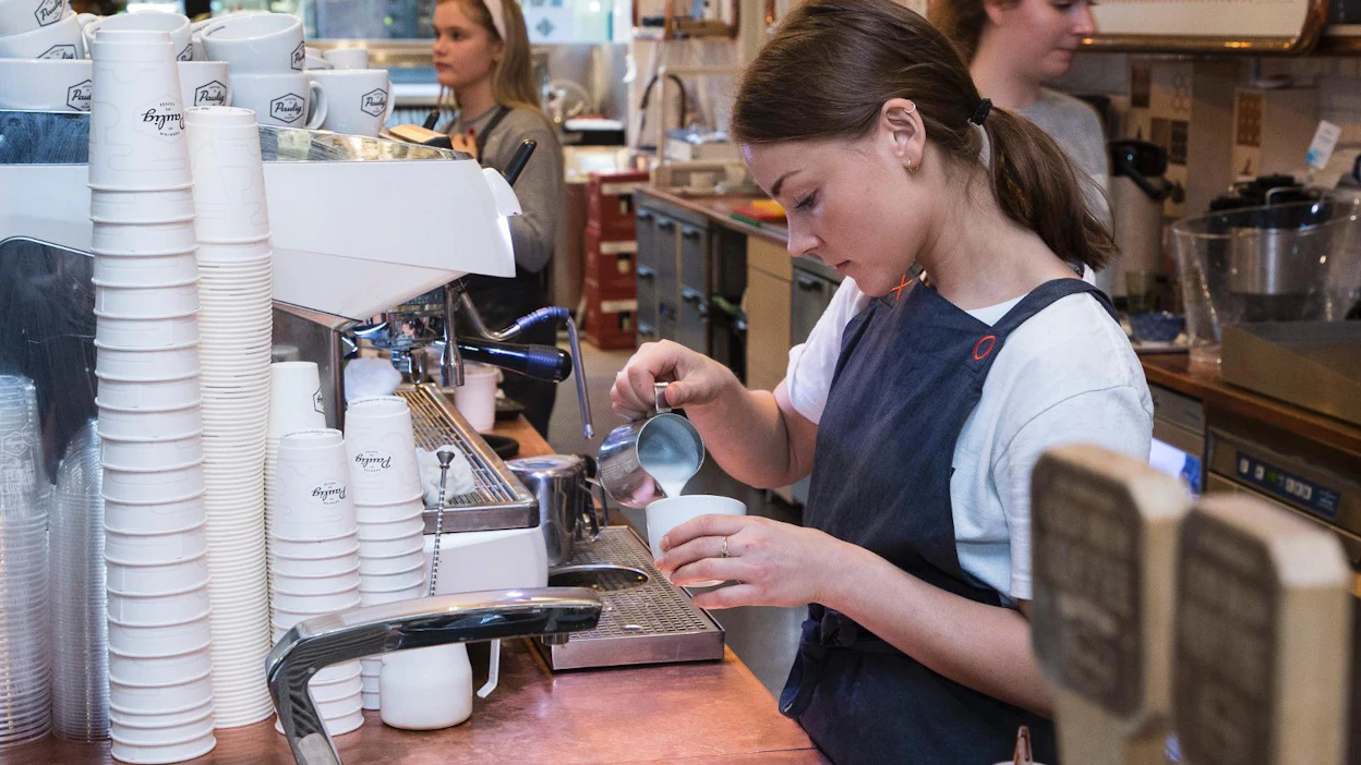 ”Nykyisin kauratuotteet ovat niin hyviä, että niiden kanssa työskentelee mielellään”, sanoo barista Sarita Perovirta. Pauligin kulmassa Helsingissä yhä useampi asiakas valitsee maidon sijaan kaurajuoman.
