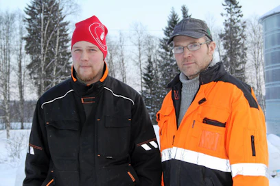  Kahden navetan isännät, Jaakko Keihäskoski ja Matti-isä pyörittävät reilun 50 lypsävän maitotilaa hyvässä yhteishengessä. "Haasteista huolimatta maitomäärät ovat nousseet ja yöunet säilyneet, isännät veistelevät hyväntuulisina."