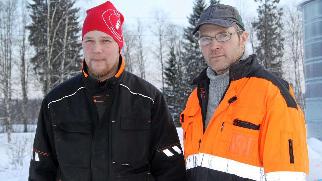 Kahden navetan isännät, Jaakko Keihäskoski ja Matti-isä pyörittävät reilun 50 lypsävän maitotilaa hyvässä yhteishengessä. "Haasteista huolimatta maitomäärät ovat nousseet ja yöunet säilyneet, isännät veistelevät hyväntuulisina."