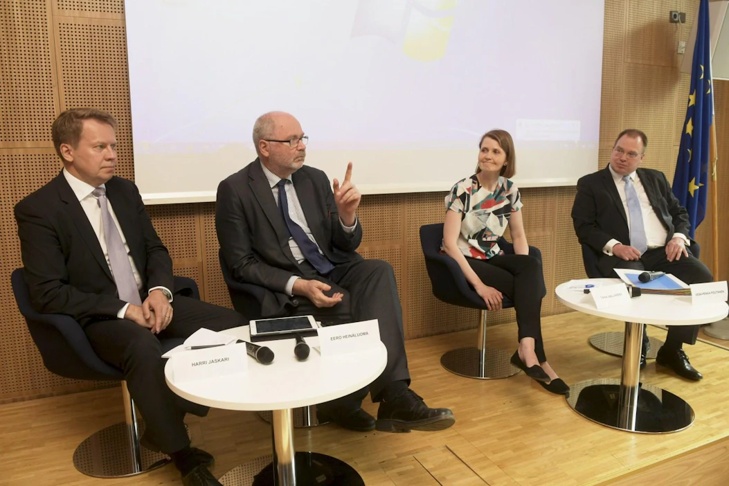 Kannanotto julkaistiin EU-verotusta käsitelleen seminaarin yhteydessä. Kuvassa paneelikeskustelussa kokoomuksen kansanedustaja Harri Jaskari, SDP:n kansanedustaja Eero Heinäluoma, STTK:n johtaja Taina Vallander ja EU-komission talouspoliittinen neuvonantaja Vesa-Pekka Poutanen. LEHTIKUVA / VESA MOILANEN