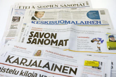 Nuorille aikuisille sanomalehdet ovat tärkein ja luotettavin koronauutisoinnin lähde. LEHTIKUVA / Vesa Moilanen