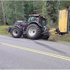 Täyttä vauhtia kulkenut traktori päätyi paniikkijarrutuksen jälkeen tien penkalle.