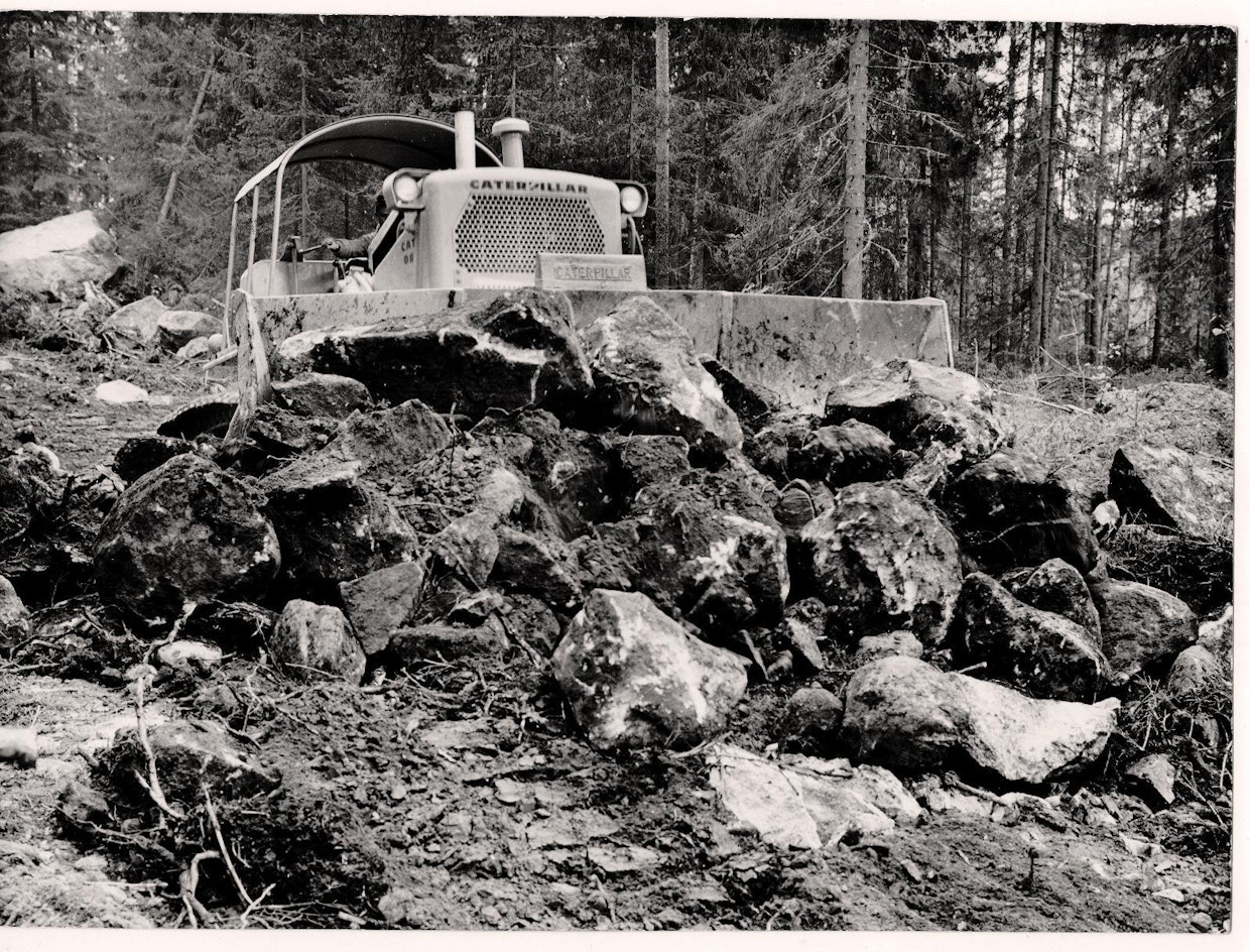 Caterpillar D8 edusti 50-luvulla raivaustraktoreiden järeintä luokkaa. Koneen normaali työpaino puskulevyn ja tähän aikaan lähes vakiovarustuksena olleen Hysterin vinssin kanssa oli noin 30 tonnia. Pellonraivaus Oy omisti näitä useita kappaleita ja koneita käytettiin paljon sekä uudismaan raivauksessa että metsäautoteiden teossa.