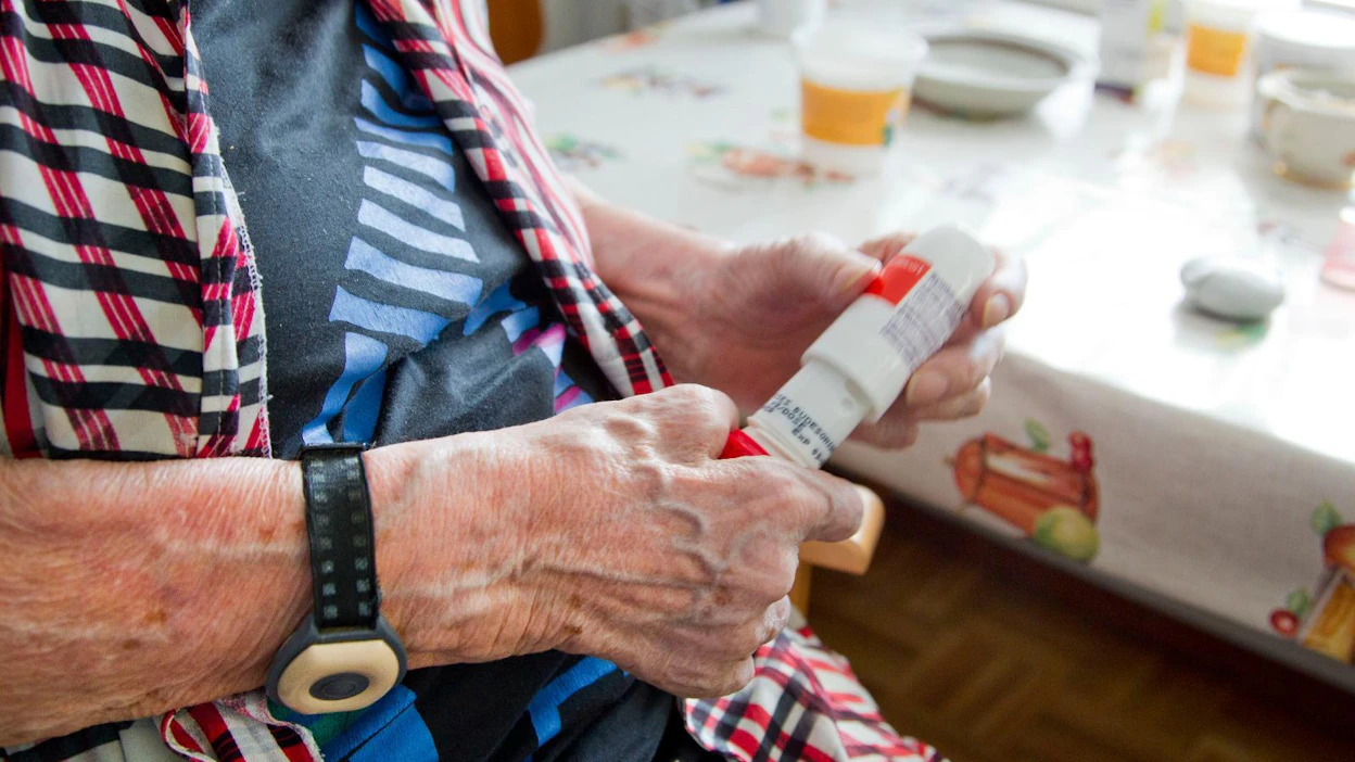 Apteekkariliitto on suositellut, että flunssaoireisten lisäksi yli 70-vuotiaat, riskiryhmiin kuuluvat ja oireettomat koronakaranteenissa olevat eivät asioisi itse apteekissa.