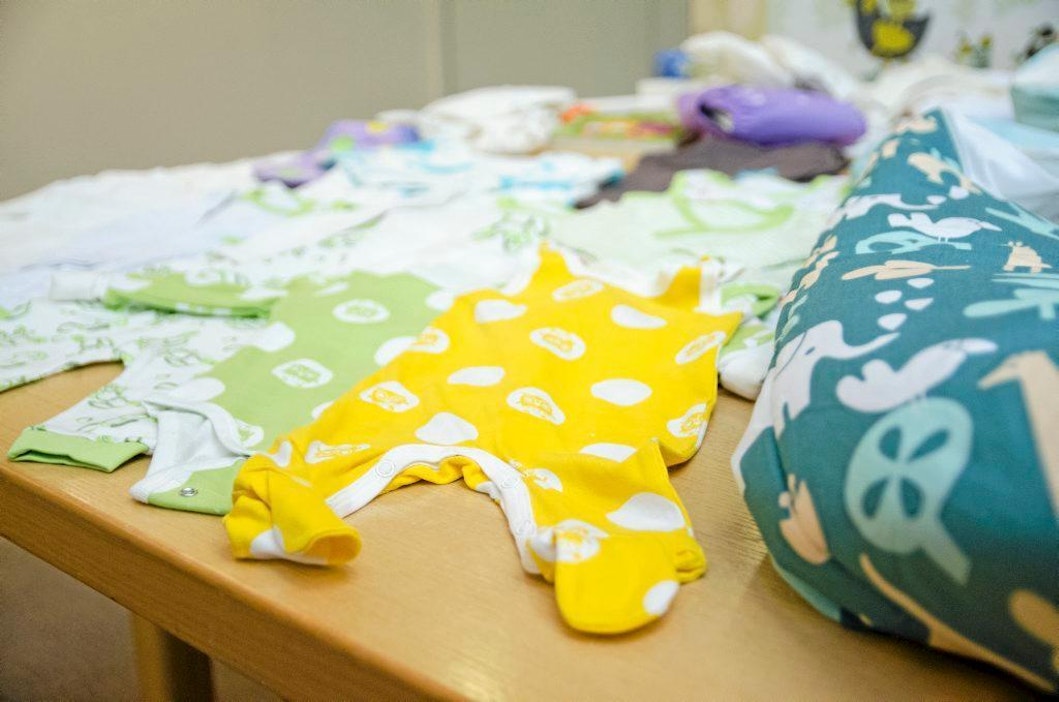 Kuvassa vuoden 2015 äitiyspakkauksen tuotteita.