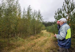 Metsänomistaja Risto Välilä mittasi seurantakoivikon puun pituuden viime viikolla Pöytyällä. Taimikon reunalla kasvanut ja paljon valoa saanut koivu oli jo yli 10-metrinen.