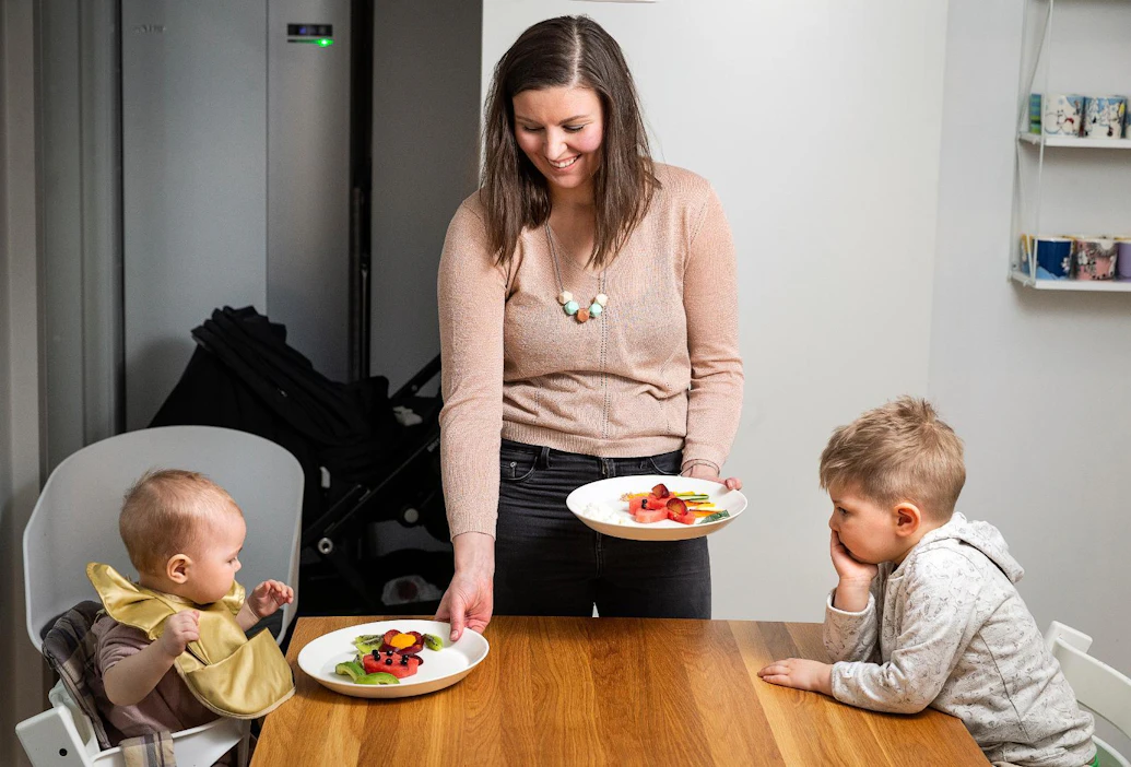 Heli Pesonen tekee Avillalle, 9 kk, ja Aamokselle, 3, ruokakuvia useamman kerran viikossa. Välillä ruokataidetta on tarjolla myös iltaisin ja viikonloppuisin. Ruokahävikkiäkään ei synny, kun äiti syö ylimääräisiksi jääneet hedelmät ja vihannekset.