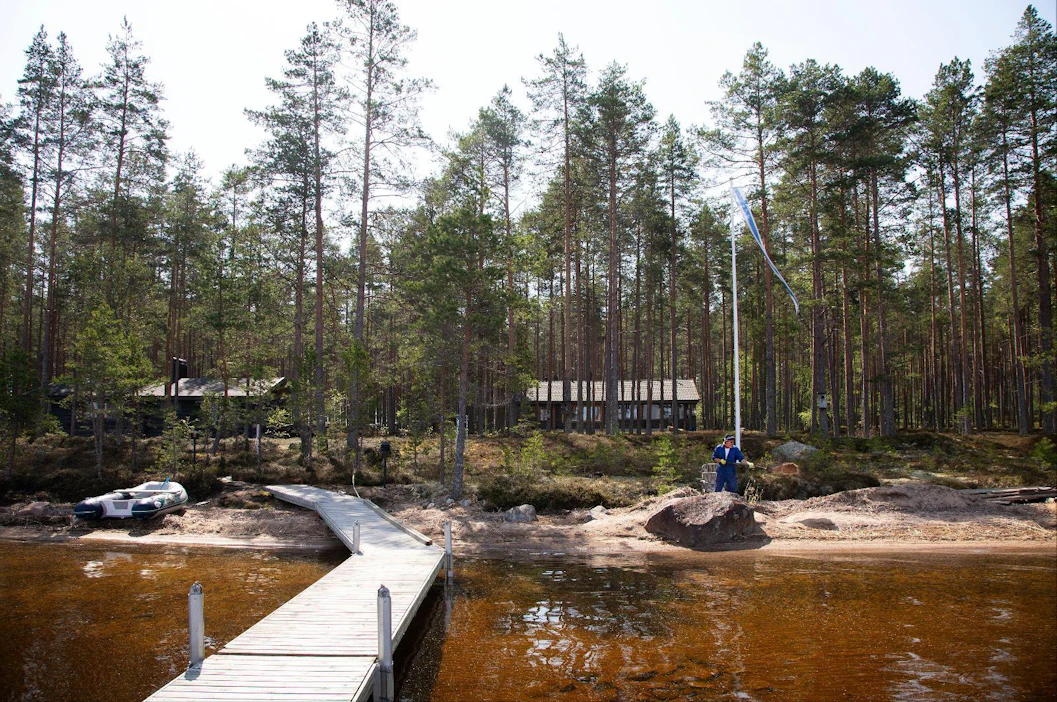Taipalsaarelainen Heikki Kaipainen on yksi kirjansa mökkipaikkakunnalle muuttaneista suomalaisista.