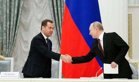 Presidentti Vladimir Putin ja pääministeri Dmitri Medvedev kättelemässä Moskovassa joulukuun lopulla.