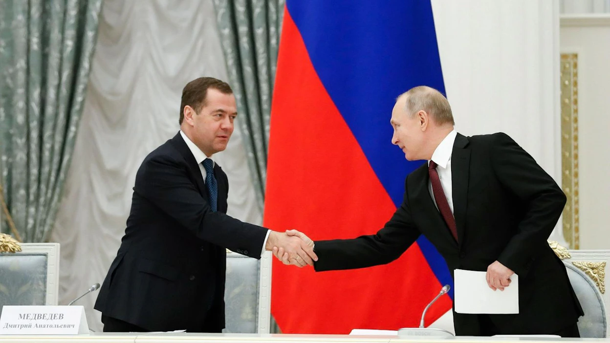 Presidentti Vladimir Putin ja pääministeri Dmitri Medvedev kättelemässä Moskovassa joulukuun lopulla.