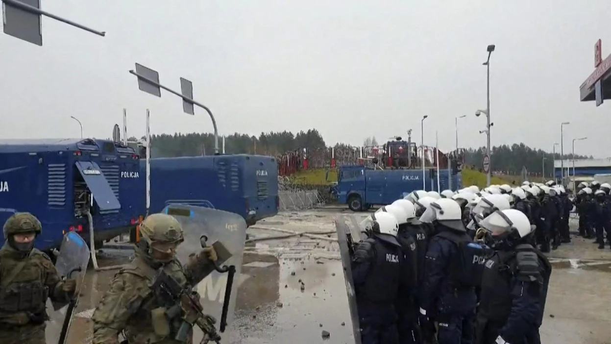 Puolassa rajavartijat ovat pidättäneet kymmeniä rajan ylitystä yrittäneitä. Kuvakaappaus Puolan poliisin videokuvasta rajalta 16. marraskuuta 2021. LEHTIKUVA/AFP/HANDOUT