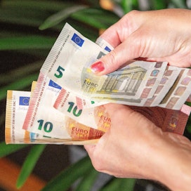 Mikrosäästäjä saattaa esimerkiksi sijoittaa euron jokaista tekemäänsä korttiostoa kohti sijoitusrahastoon.