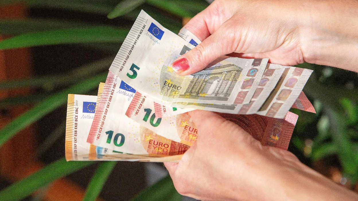 Mikrosäästäjä saattaa esimerkiksi sijoittaa euron jokaista tekemäänsä korttiostoa kohti sijoitusrahastoon.