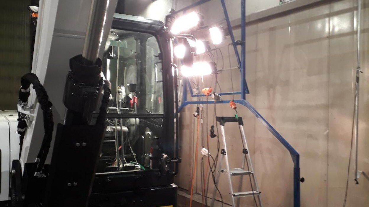 In the hall of Eurofins Expert Service, where environmental conditions can be simulated, the performance efficiency of equipment can be tested in extreme situations. The heat caused by rays coming in from the outside was simulated with additional lighting. Before the air-conditioning system was turned on, the temperature in the cabins was about 39 degrees.