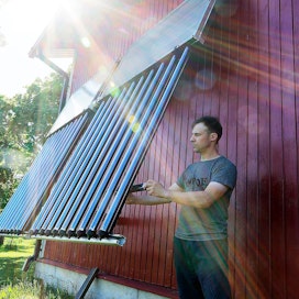 Aurinkopaneelien lisäksi Ristimäet hyödyntävät aurinkoa myös lämmitykseen aurinkokeräinten avulla.