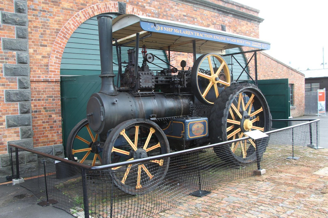 MOTAT (Museum of Transport and Technology) -museon McLaren-höyrytraktoria pyöritetään lähes päivittäin, mutta liikkeellä sitä nähdään harvemmin. Vuonna 1912 Englannissa tehty kone painaa polttoaine- ja vesimäärästä riippuen 12–14 tonnia. McLarenin nimellisteho on 8 hv, mikä olisi dieseltraktorivoimaksi muutettuna suunnilleen 56 hv. (Auckland)