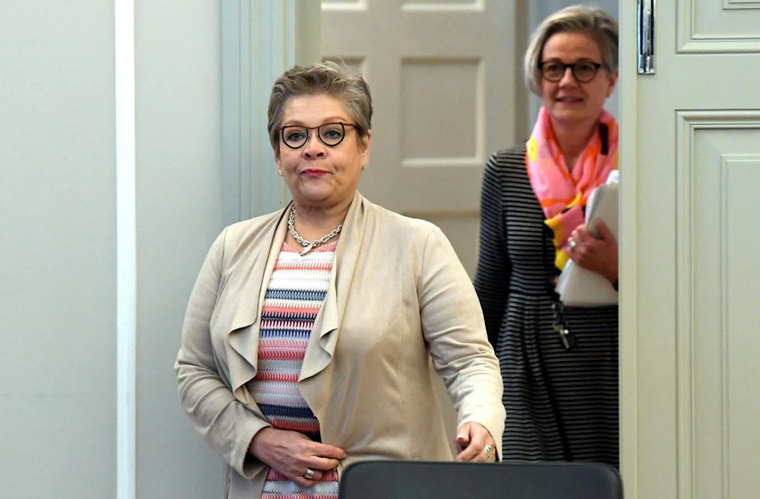 Valtakunnansovittelija Vuokko Piekkala ja PAMin puheenjohtaja Ann Selin (edessä). LEHTIKUVA / JUSSI NUKARI