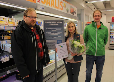 MTK-Ranuan puheenjohtaja Osmo Saukko sekä hallituksen jäsen Olli Niemelä palkitsivat kauppias Anu Hietakankaan viime perjantaina.