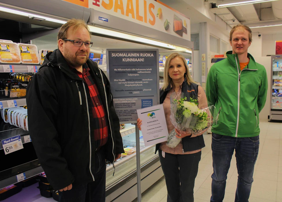 MTK-Ranuan puheenjohtaja Osmo Saukko sekä hallituksen jäsen Olli Niemelä palkitsivat kauppias Anu Hietakankaan viime perjantaina.