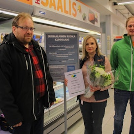 MTK-Ranuan puheenjohtaja Osmo Saukko sekä hallituksen jäsen Olli Niemelä palkitsivat kauppias Anu Hietakankaan viime perjantaina.