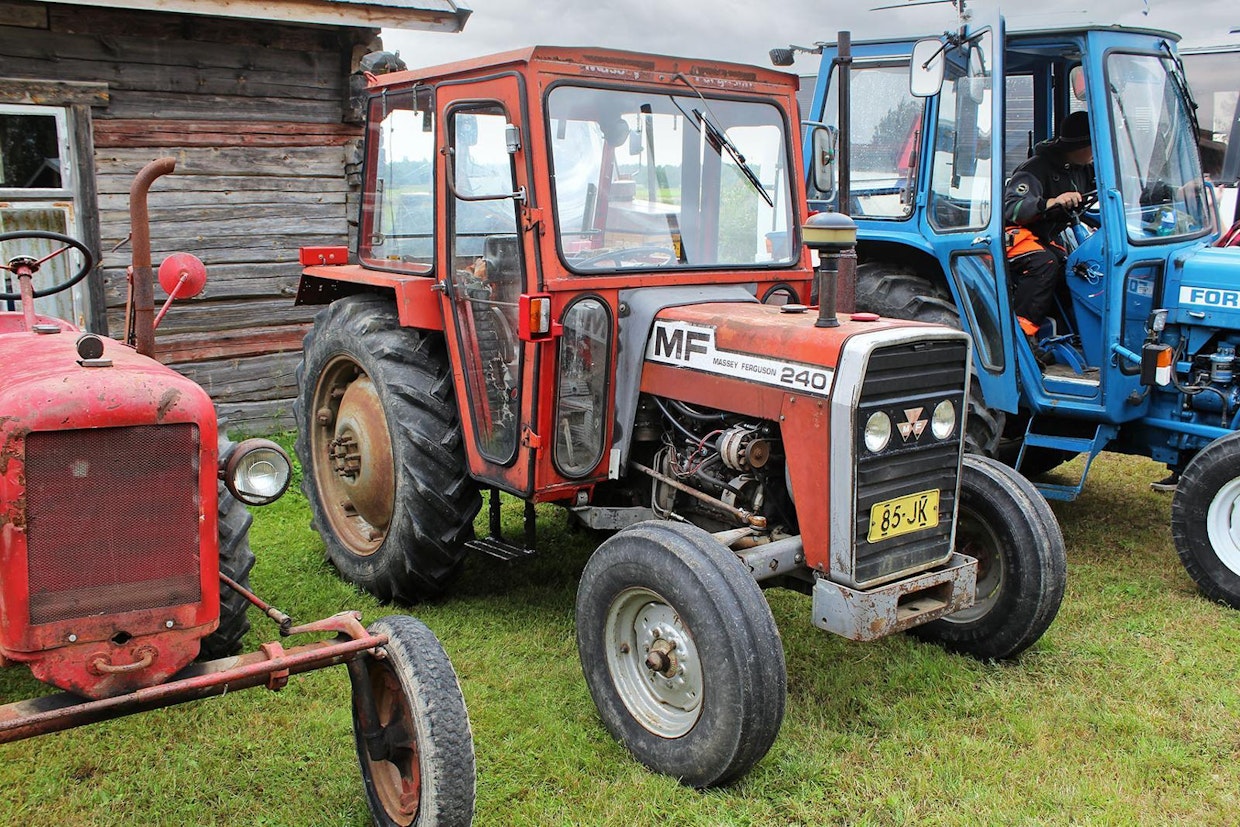 Pienillä noin 50 hv:n traktoreilla riitti kysyntää vielä 1980-luvullakin, mutta monista liikkeistä poiketen, Hankkijalta puuttui tuon teholuokan traktori. Puute korjattiin ottamalla tuontiohjelmaan suositun MF135:n modernisoitu versio MF240. Uusittujen konepeltien ja hiljaisen ohjaamon lisäksi mainittavin uudistus oli ohjauksen tehostin. Vuolijoki.