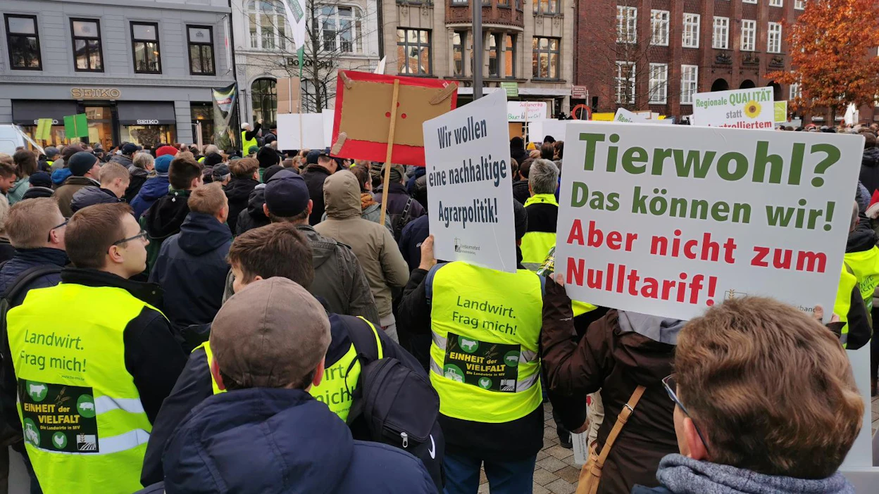 Saksalaiset viljelijät osoittivat torstaina Hampurin keskustassa mieltään jatkuvasti lisääntyville vaatimuksille maatalouden harjoittamista kohtaan. Kiristyneet vaatimukset eivät kuitenkaan näy tuotteiden hinnoissa.