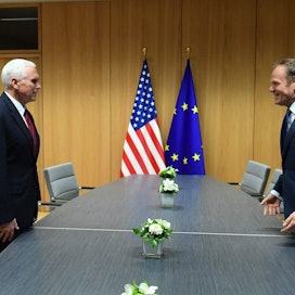 USA:n varapresidentti Mike Pence (vas.) tapasi Brysselissä Donald Tuskin. Lehtikuva/AFP