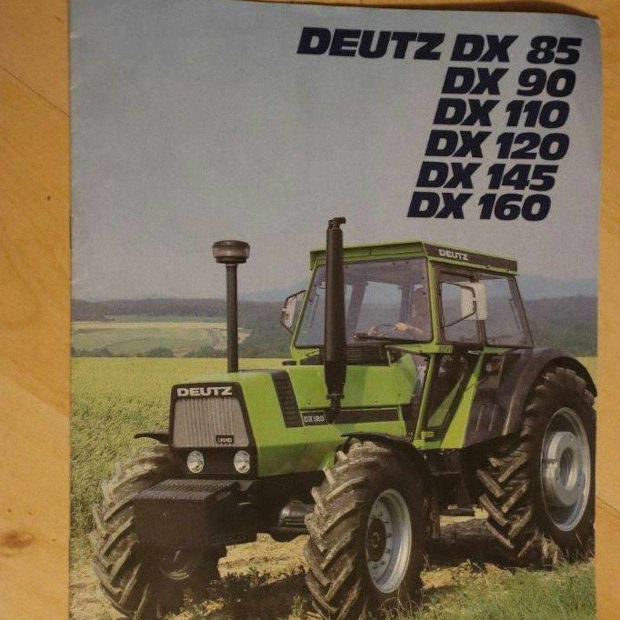 Kai Nylundin (ks. sivu 30) Saksan matkalta tallettamaan Deutz Fahr -esitteen takapuolelle on niitattu lappu, johon on kirjoitettu 90- ja 75-hevosvoimaisten mallien hinnat.