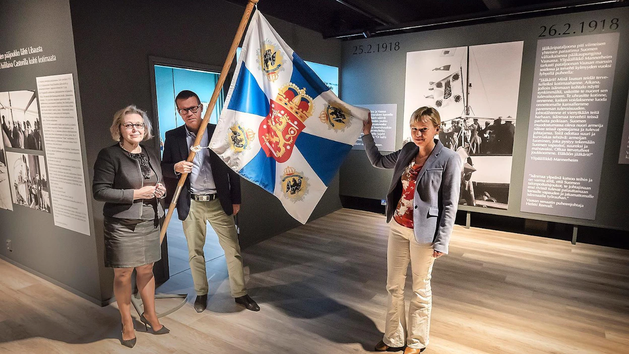 Perusnäyttelyn kuraattori Anne-Maj Salin (vas.), Kauhavan kaupunginjohtaja Markku Lumio ja museointendentti Hanna Rieck-Takala ovat olleet aktiivisesti mukana Suomen jääkärimuseon uudistamistyössä. Museo sijaitsee Etelä-Pohjanmaalla Kortesjärvellä.