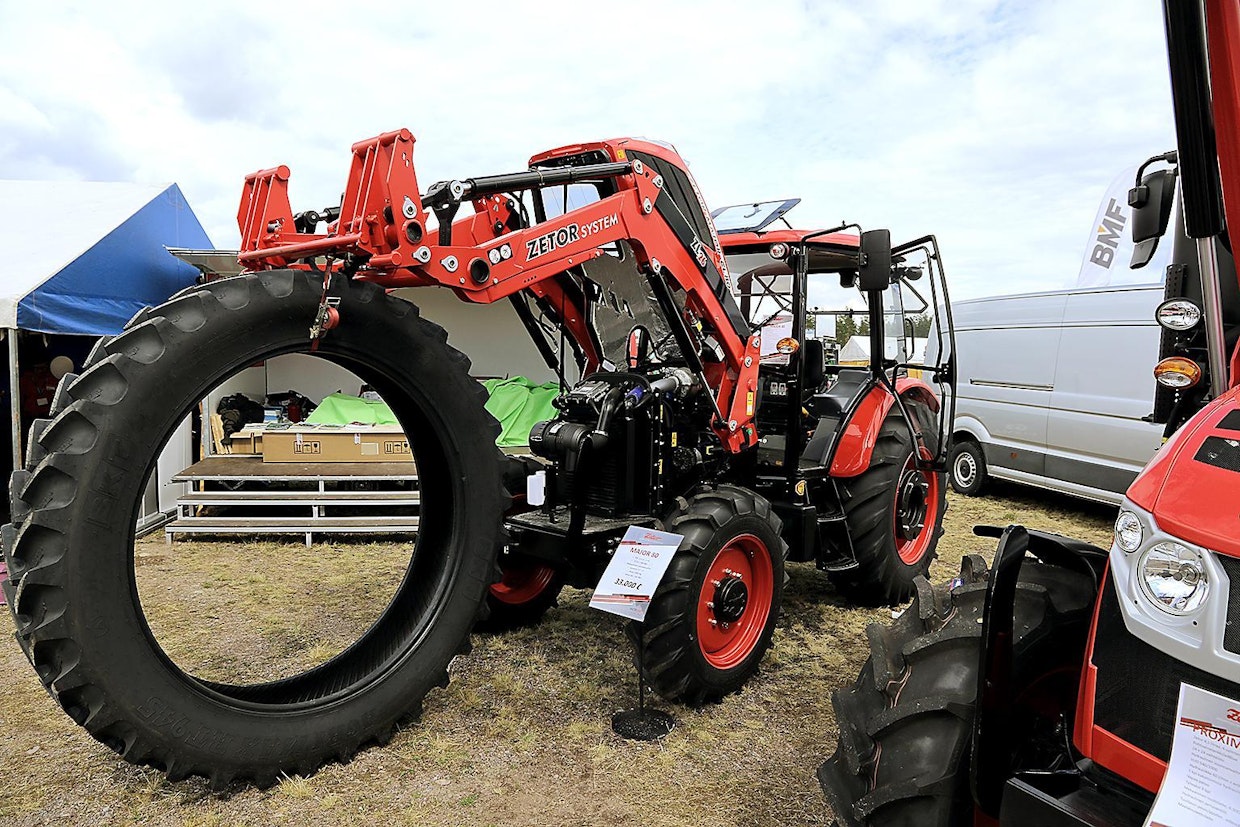 Zetor Major 80 on 75 hevosvoimainen traktori, jossa on 4-sylinterinen Deutz-moottori. Mekaanisen suunnanvaihdon, tehdasasenteisen kuormaimen ja kohtuullisen 33 000 euron lähtöhinnan (ilman kuormainta) ansiosta Major on kiinnostava vaihtoehto  käytetylle etukuormaintraktorille. (UO)