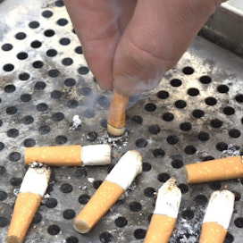 Tupakoitsijoiden haluun lopettaa vaikuttavat tutkimuksen mukaan eniten tupakoinnin terveyshaitat, mutta myös tupakoinnin hinta. LEHTIKUVA / VILJA VEHKAOJA