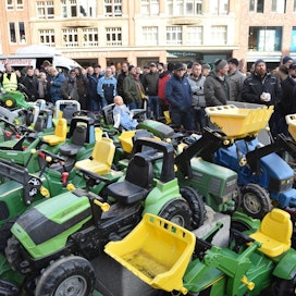 Oikeita traktoreita ei saanut tuoda Hampurin keskustaan asti, joten viljelijät toivat torille ison kasan polkutraktoreita. Keskustan laitamilla oli 4 000 traktoria.
