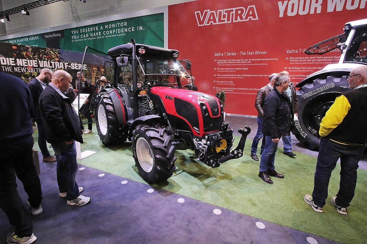 Valtran traktorimallisto laajenee uudella F-sarjalla. Viini- ja hedelmäviljelyksille tarkoitetusta traktorista valmistetaan neljää eri mallia 75–105 hevosvoiman tehoisina. Kapeampi versio on 1,3 metriä leveä ja leveämpi 1,5 metriä. (UO)